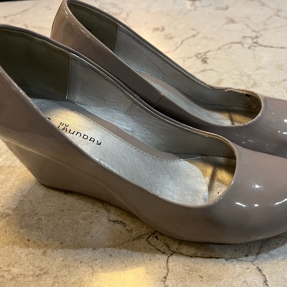 CL by Laundry Women's Glossy Gray Wedges